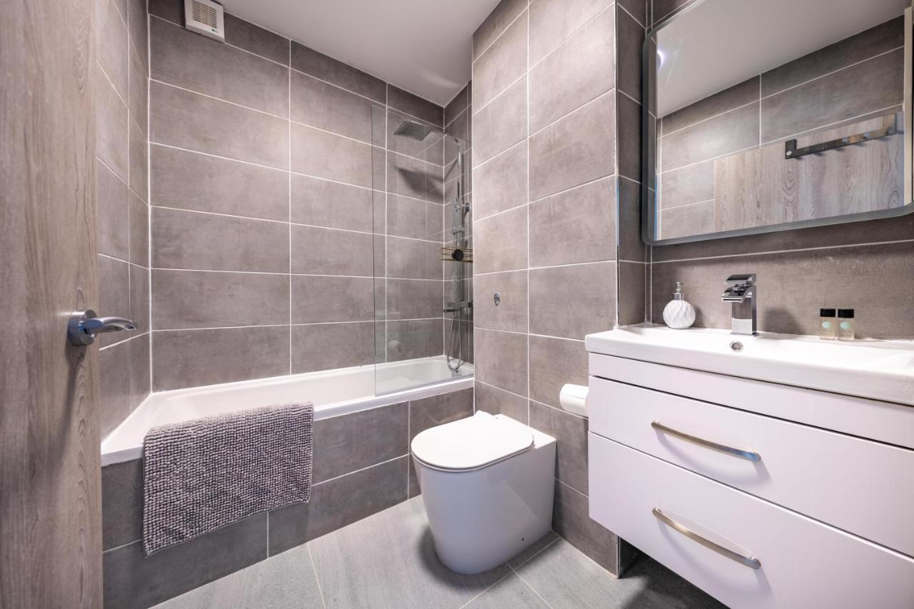 Ash View Place 4 -Heathrow - Thorpe Park - Free Parking Staines-upon-Thames Ngoại thất bức ảnh