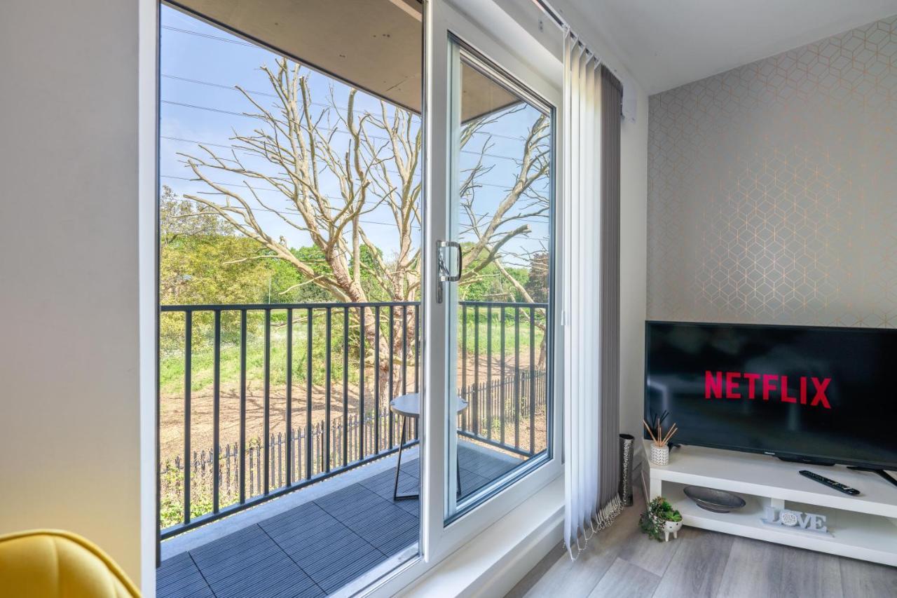 Ash View Place 4 -Heathrow - Thorpe Park - Free Parking Staines-upon-Thames Ngoại thất bức ảnh